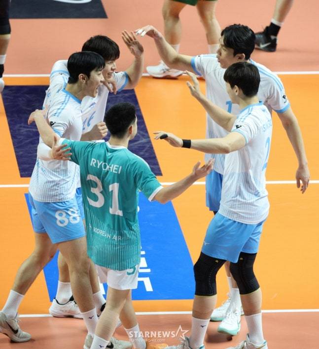 2025-2026 V-리그 남자부 우리카드 대 대한항공 경기가 28일 서울 장충체육관에서 열렸다.  대한항공 임재영이 결정적인 공격을 성공시킨 후 동료들과 기뻐하고 있다. /사진=김진경 대기자