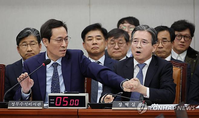 김용범 정책실장 말리는 우상호 정무수석 (서울=연합뉴스) 박동주 기자 = 18일 서울 여의도 국회에서 열린 운영위원회 전체회의에서 김용범 대통령실 정책실장이 국민의힘 김은혜 의원의 질의에 답하는 도중 언쟁을 이어가자 우상호 대통령실 정무수석이 이를 제지하고 있다. 2025.11.18 pdj6635@yna.co.kr