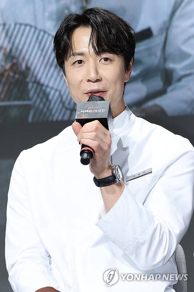 인사말 하는 손종원 셰프 (서울=연합뉴스) 류효림 기자 = 손종원 셰프가 17일 서울 종로구 JW메리어트동대문스퀘어에서 열린 넷플릭스 예능 '흑백요리사: 요리 계급 전쟁2' 기자간담회에서 인사말을 하고 있다. 2025.12.17 ryousanta@yna.co.kr