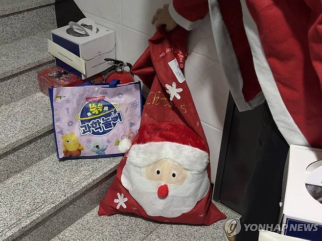 집 현관 앞에 놓아둔 선물들 (서울=연합뉴스) 강민지 인턴기자 = 지난 24일 취약계층 아동의 집 현관 앞에 놓아둔 선물들. 2025.12.28