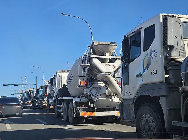 SK하이닉스 용인 클러스터 공사 현장 (용인=연합뉴스) 김민지 기자 = 지난 26일 찾은 SK하이닉스 용인 클러스터 공사 현장에서 수십 대의 래미콘 차량이 줄지어 있다. 2025.12.26 jakmj@yna.co.kr