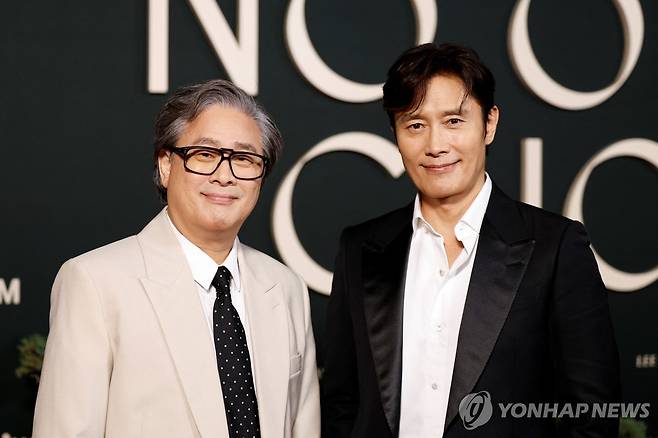 지난 9일(현지시간) 미 LA '어쩔수가없다' 시사회에 참석한 박찬욱 감독과 배우 이병헌 [로이터 연합뉴스 자료사진. 재판매 및 DB 금지]