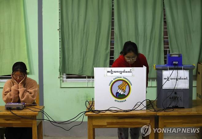 미얀마 총선 투표 (네피도[미얀마] EPA=연합뉴스) 28일(현지시간) 실시된 미얀마 총선 1차 투표에서 한 유권자가 수도 네피도의 투표소에서 투표하고 있다.