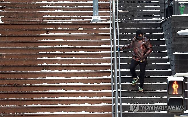 빙판길에 난간 붙잡고 이동 [연합뉴스 자료사진. 재판매 및 DB 금지]
