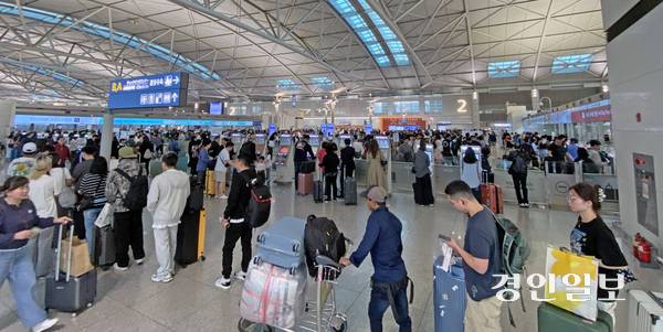 29일 항공 업계에 따르면 국토교통부는 유명인 출국 과정에서 발생할 수 있는 출입국 혼잡과 안전 문제 등을 해결하기 위한 용역을 내년 1월부터 진행할 계획이다. 사진은 여행객들로 붐비고 있는 인천국제공항 제1여객터미널 출국장의 모습. /경인일보DB