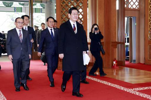 이재명 대통령이 29일 대통령실 이전 작업이 마무리된 청와대 본관으로 첫 출근하고 있다. /청와대통신사진기자단