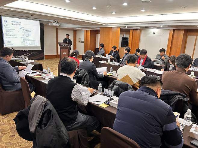 아산시가 29일 개최한 '기본사회 정책 방향 연구 포럼' 회의장면. 아산시 제공,