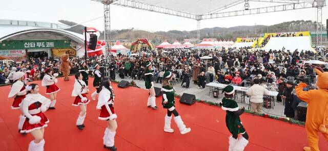 2025 임실산타축제를 찾은 관광객들이 공연을 관람하고 있다. 임실군 제공