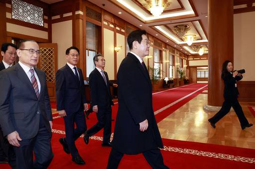 이재명 대통령이 29일 대통령실 이전 작업이 마무리된 청와대 본관으로 첫 출근하고 있다. /연합뉴스 제공