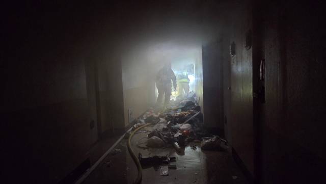 28일 오후 울산 남구 달동의 한 아파트 화재 현장에서 소방대원들이 연기로 가득 찬 복도를 뚫고 진화 작업을 벌이고 있다. 울산소방본부 제공