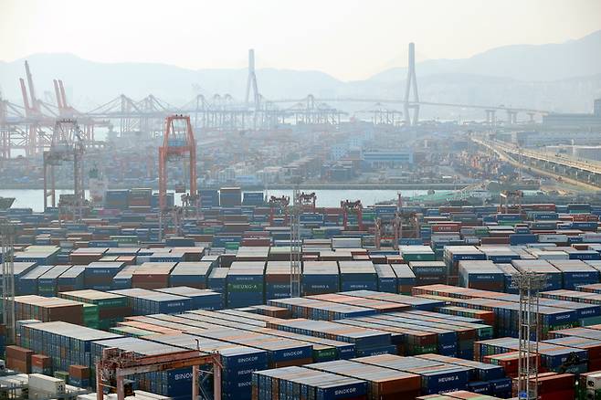 ▲ 29일 오후 부산항 북항이 분주한 모습이다. 올해 한국 수출이 사상 최초로 7천억달러를 돌파했다. 1948년 정부 수립 이후 77년 만에 달성한 역사적 쾌거다. 7천억달러 수출은 미국, 독일, 중국, 일본, 네덜란드에 이어 세계 6번째다. 연합