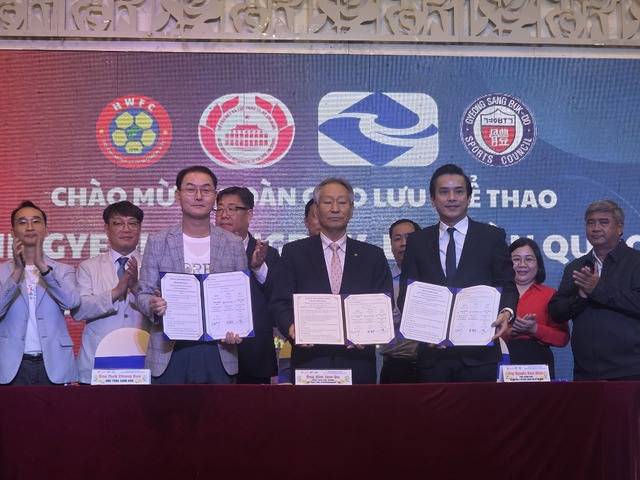 체육 교류 협력을 위한 양해각서(MOU)를 체결한 경상북도체육회와 베트남 호찌민시 관계자들이 기념사진을 찍고 있다. 경상북도체육회 제공