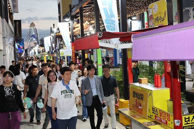 지난 8월14일부터 9월28일까지 매주 금·토·일 열린, 영일만친구 야시장에 12만 여명의 방문객이 찾았다. 지난 8월 이강덕 시장이 영일만친구 야시장을 둘러보고 있다. <포항시 제공>