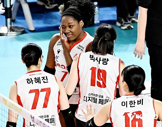 지난 26일 도로공사와 경기를 치르고 있는 페퍼저축은행 선수단. KOVO 제공