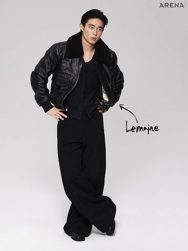 퍼 칼라 장식 에이비에이터 재킷·슬리브리스 톱·카디건·와이드 팬츠·레이스업 슈즈·네크리스 모두 가격미정 르메르 제품.