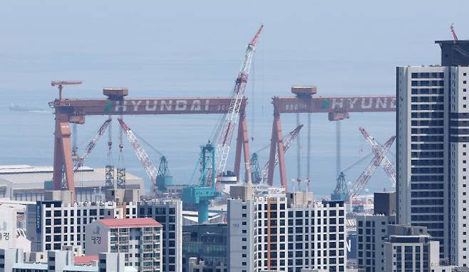 HD현대중공업에서 건조 중인 선박(사진=연합뉴스)