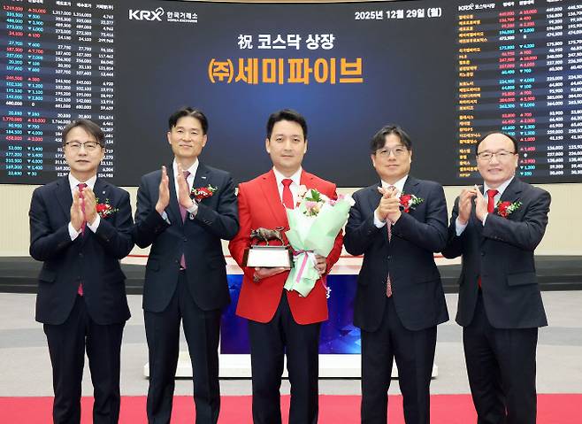 한국거래소 코스닥시장본부가 29일 오전 서울사옥 홍보관에서 세미파이브의 코스닥시장 상장기념식을 개최하고 있다. 왼쪽부터 김대영 한국IR협의회 부회장, 민경욱 한국거래소 코스닥시장본부장, 조명현 세미파이브 대표이사, 이충훈 삼성증권 부사장, 강왕락 코스닥협회 부회장. (사진=한국거래소)