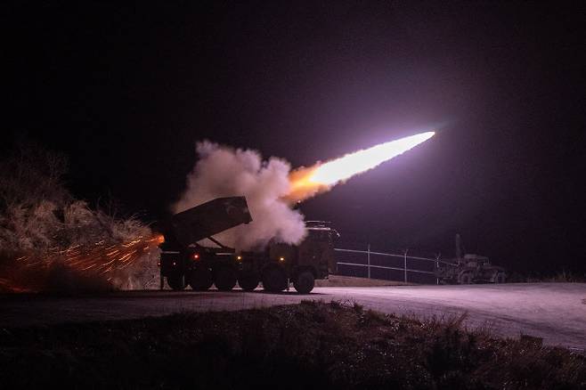 3포병여단 소속 천무가 130mm탄을 발사하고 있는 모습 (사진=연합뉴스)