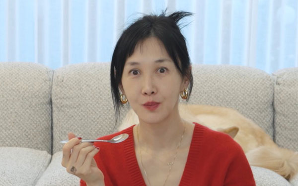 윤혜진(45)과 엄태웅(51)이 부부 모두 고지혈증 진단을 받았다고 고백했다. 최근 검사 결과 두 사람의 LDL 콜레스테롤 수치는 여전히 정상 범위를 벗어난 상태였다. 사진=유튜브 채널 '윤혜진의 What see TV'