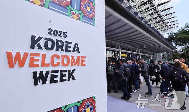 2025 경주 아시아태평양경제협력체(APEC) 정상회의 주간 시작을 하루 앞둔 가운데 26일 경북 경주역에 도착한 외국인 방문객들이 문화체육관광부가 마련한 환영 부스에서 웰컴키트를 받고 있다. 2025.10.26/뉴스1 ⓒ News1 박지혜 기자