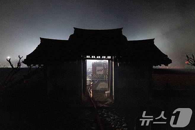 의성 산불이 이어지고 있는  경북 안동시 세계문화유산인 병산서원에 소방차 등이 대기하고 있다. 2025.3.26/뉴스1 ⓒ News1 이승배 기자