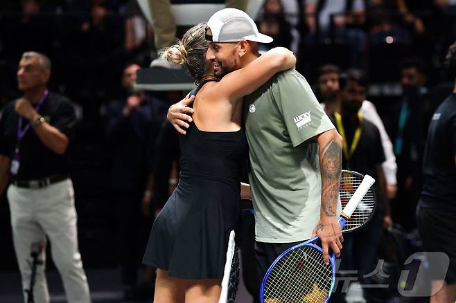 사살 4번째 테니스 성대결을 펼친 사발렌카(왼쪽)와 키리오스.ⓒ AFP=뉴스1