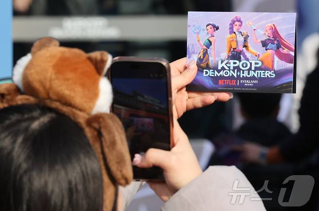 경기 용인시 에버랜드 내 케이팝 데몬 헌터스 팝업존을 찾은 관람객이 행사장을 촬영하고 있다. ⓒ News1 장수영 기자