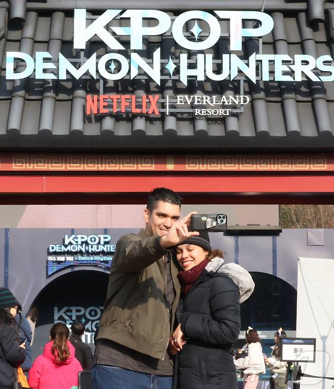경기 용인시 에버랜드 내 케이팝 데몬 헌터스 팝업존을 찾은 외국인 관람객들이 기념촬영하고 있다. ⓒ News1 장수영 기자