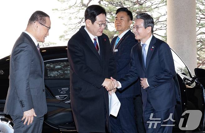 이재명 대통령이 청와대 공식 근무를 시작한 29일 청와대 본관에 도착해 차에서 내려 김용범 정책실장과 인사하고 있다. (청와대통신사진기자단) ⓒ News1 허경 기자