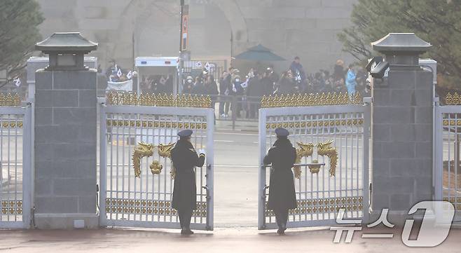 이재명 대통령의 차량이 29일 오전 청와대 정문이 열리고 있다. 윤석열 전 대통령이 청와대를 떠난 지 약 '3년 7개월' 만에 다시 청와대 시대가 열렸다. (청와대통신사진기자단) 2025.12.29/뉴스1 ⓒ News1 허경 기자
