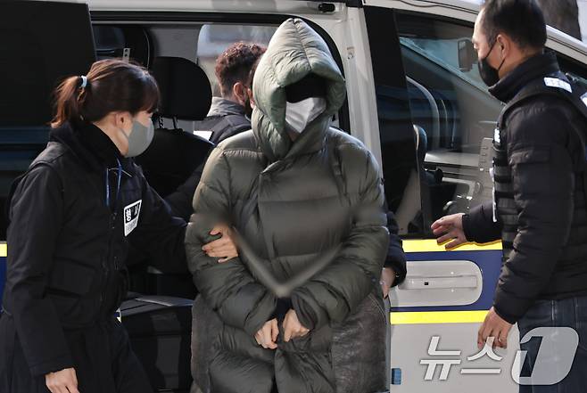 마약 혐의로 경찰 수사 대상에 오른 상황에서 해외로 도피했다가 체포된 남양유업 창업주의 외손녀 황하나 씨가 26일 경기 안양시 동안구 수원지방법원 안양지원에서 열린 구속 전 피의자 심문(영장실질심사)에 출석하고 있다. (공동취재) 2025.12.26/뉴스1 ⓒ News1 김영운 기자