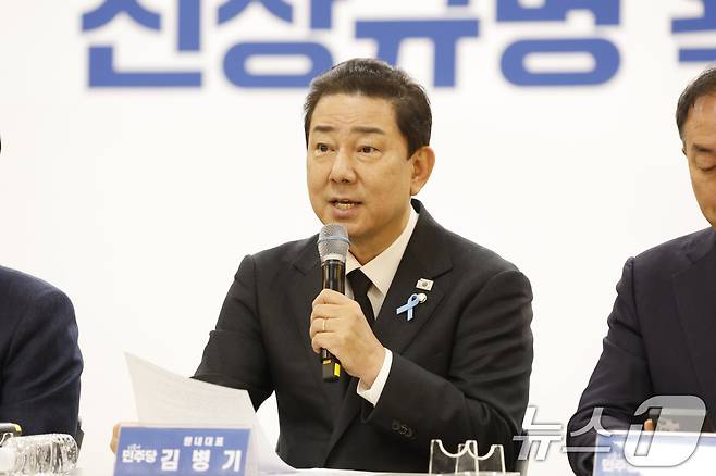 김병기 더불어민주당 원내대표가 29일 전남 무안군 승달문화예술회관에서 열린 현장 최고위원회의에서 모두 발언을 하고 있다. 2025.12.29/뉴스1 ⓒ News1 김태성 기자