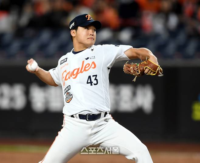 한화 투수 정우주가 31일 대전 한화생명볼파크에서 열린 2025 KBO 한국시리즈 5차전 LG와 경기 2회 역투하고 있다. 대전 | 최승섭기자 thunder@sportsseoul.com