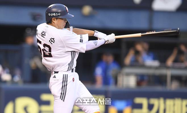 두산 박준순이 2일 서울 잠실구장에서 열린 2025 KBO리그 삼성과 경기 4회말 2사2루 1타점 적시타를 치고 있다. 잠실 | 최승섭기자 thunder@sportsseoul.com