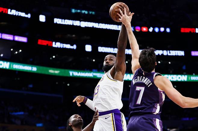 레이커스 제임스가 29일(한국 시간) 미국 캘리포니아주 LA 크립토닷컴 아레나에서 열린 2025~2026 미국프로농구(NBA) 정규시즌 새크라멘토전에서 리바운드를 잡아내고 있다. 사진 | LA=AP 연합뉴스
