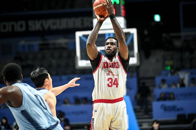 SK 워니가 29일 고양소노아레나에서 열린 2025~2026 LG전자 프로농구 정규리그 소노와 경기에서 슛을 던지고 있다. 사진 | KBL