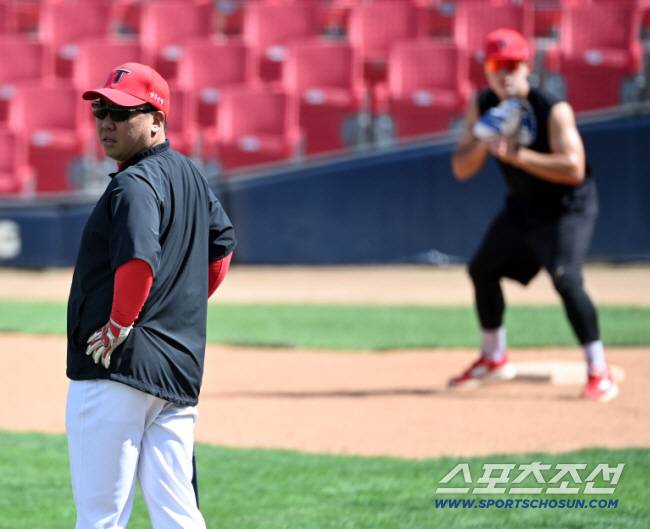 5일 광주KIA챔피언스필드에서 열린 KT와 KIA의 경기, KIA 이범호 감독이 오선우의 수비훈련을 지도하고 있다. 광주=허상욱 기자wook@sportschosun.com/2025.09.05/