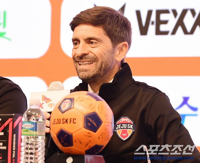 29일 오전 서울 메이필드호텔에서 K리그1 제주SK 세르지우 코스타 감독 취임식이 열렸다. 밝은 표정으로 포부를 밝히고 있는 코스타 감독. 외발산동=송정헌 기자songs@sportschosun.com/2025.12.29/