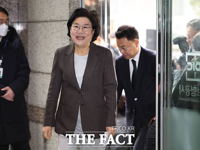 밝은 표정으로 사무실 향하는 이 후보자.