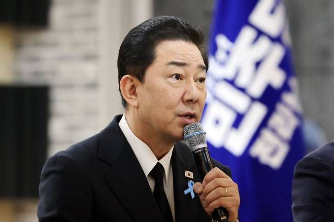 12·29 제주항공 여객기 참사 1주기인 29일 오전 전남 무안군 무안읍 승달문화예술회관에서 열린 더불어민주당 현장최고위원회의에서 김병기 원내대표가 발언하고 있다. 연합뉴스