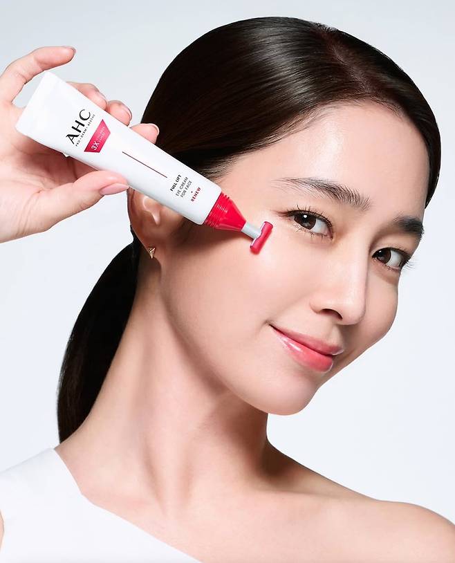 피지선이 적고 피부 두께가 얇은 연약한 눈가는 계절의 변화를 가장 예민하게 반영하는 피부다. 배우 이민정이 AHC 신제품 ‘풀 리프트 아이크림 포 페이스’와 함께, 브랜드 앰버서더 활동을 시작했다. AHC.