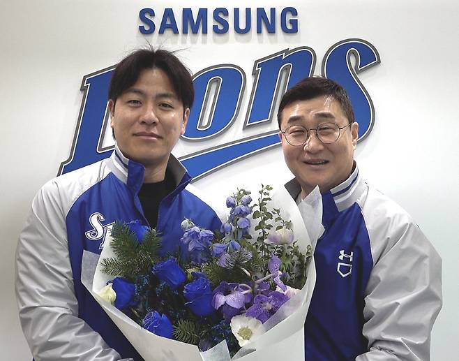 베테랑 포수 강민호(왼쪽)가 28일 원소속팀 삼성과 2년 총액 20억 원에 자유계약선수(FA) 계약을 체결한 이후 이종열 삼성 단장과 기념 촬영을 하고 있다. 삼성 제공