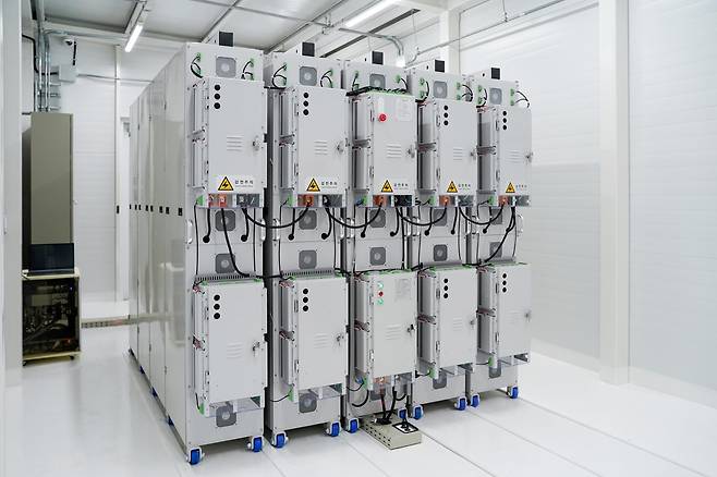 스탠다드에너지가 대전도시철도 1호선 구암역에 설치한 바나듐 이온 배터리 에너지 저장장치(ESS) 내부 배터리 랙. 스탠다드에너지 제공