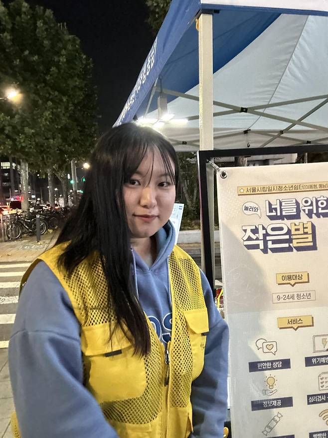 박유미 씨가 야간 봉사 활동을 하고 있다. 보호시설에서 지내던 시절 받았던 돌봄은, 이제 그가 다시 누군가에게 건네는 일이 됐다.
