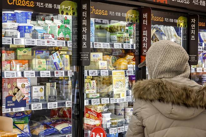 7일 서울시내 대형마트를 찾은 시민들이 상품을 살펴보고 있다.  2025.12.07. 서울-뉴시스