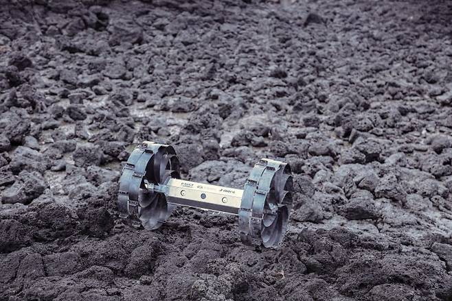 달 탐사 로버용 전개형 바퀴를 장착한 2륜 로버. KAIST 제공