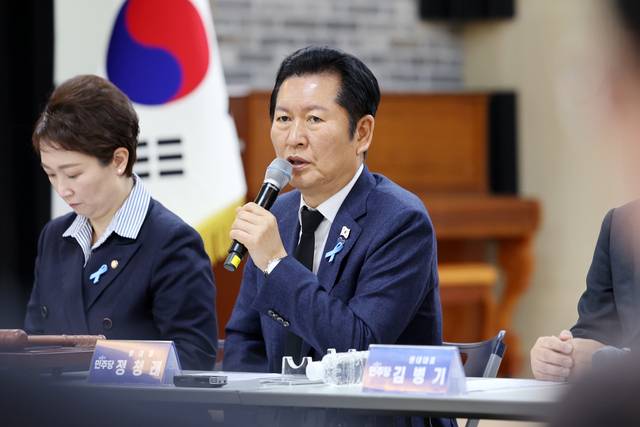 정청래 더불어민주당 대표가 12·29 제주항공 여객기 참사 1주기인 29일 오전 전남 무안군 무안읍 승달문화예술회관에서 열린 현장 최고위원회의에서 발언하고 있다. [연합뉴스]