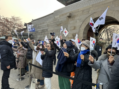 이재명 대통령 출근길 지켜보는 지지자들  [연합뉴스]