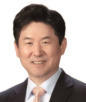 신재훈 - 리버스톤 자산운용 사장, 서울대 경영학 학·석사, 미국 시카고대 MBA, 서강대 경영학 박사, '비욘드 스트래티지' '야구 보는 CEO' 저자