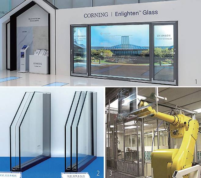 1 코닝의 0.5㎜ 초박형 건축용 유리 ‘엔라이튼 글라스’가 적용된 슬라이딩 창호가 전시돼있다. 2 코닝의 0.5㎜ 초박형 건축용 유리 ‘엔라이튼 글라스(왼쪽)’가 적용된 삼복층 유리의 단면이 전시돼 있다. 3 코닝정밀소재 아산 사업장 생산 시설에서 로봇이 용해로를 거쳐 공기 중 냉각된 유리 기판을 잡아 옮기고 있다. /사진 코닝